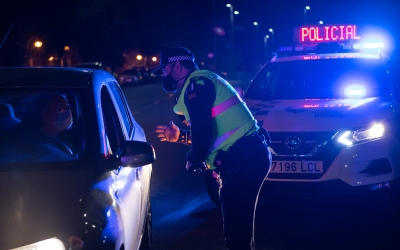 Control policial durant el toc de queda | Roger Benet